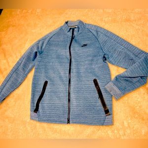 Men’s medium Nike zip up sweatshirt jacket, sporty and comfy.